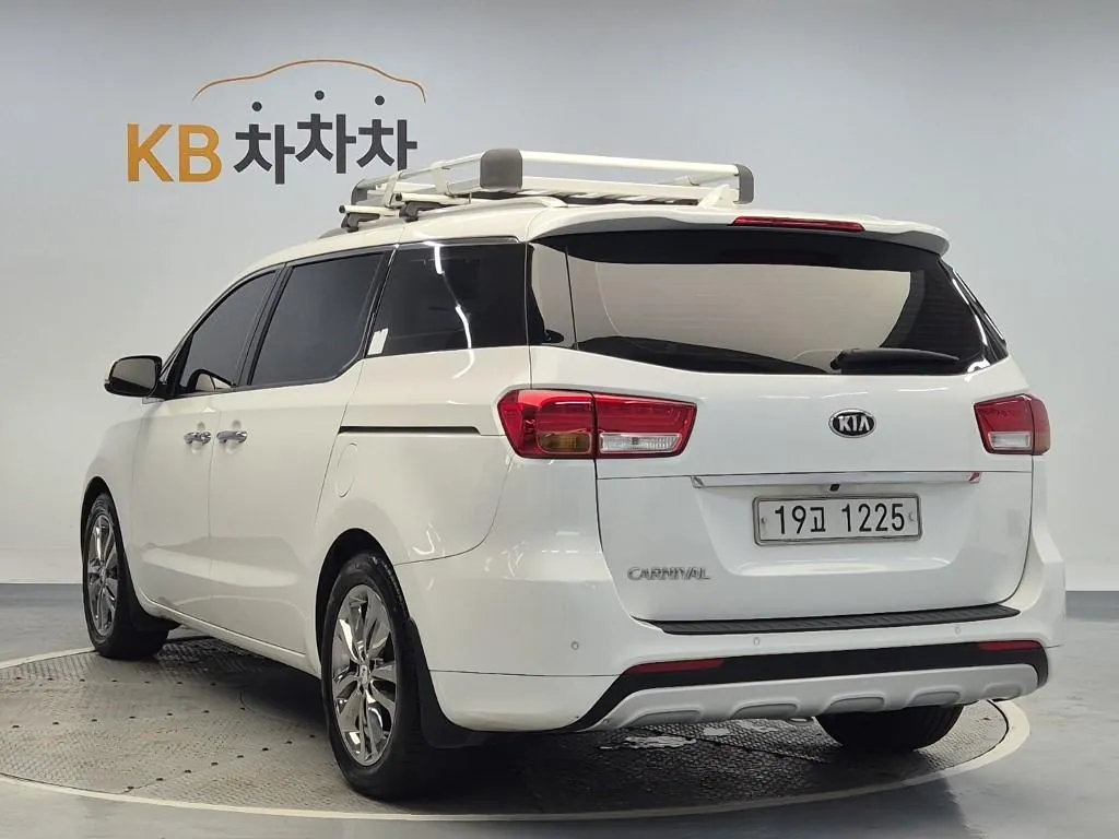 Kia Carnival 2017 photo 2