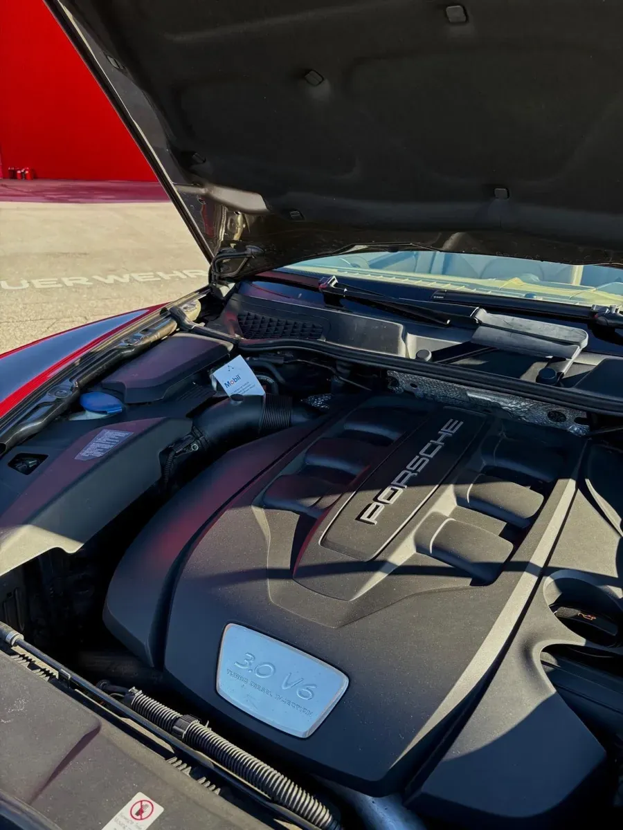 Porsche Cayenne 2012 photo 2