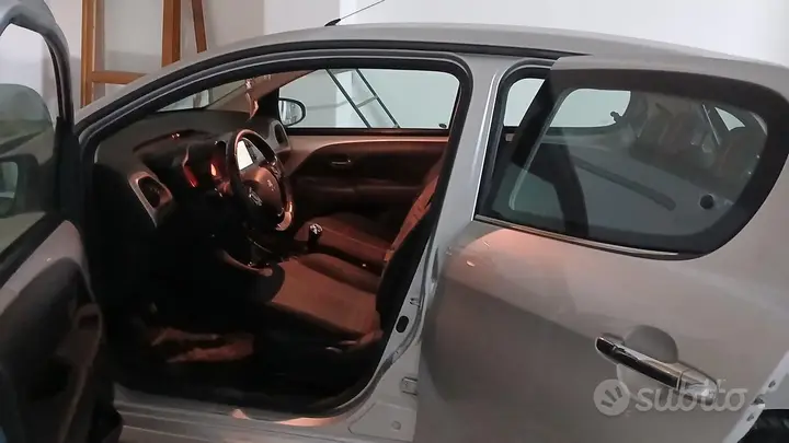 Peugeot 108 2015 photo 5