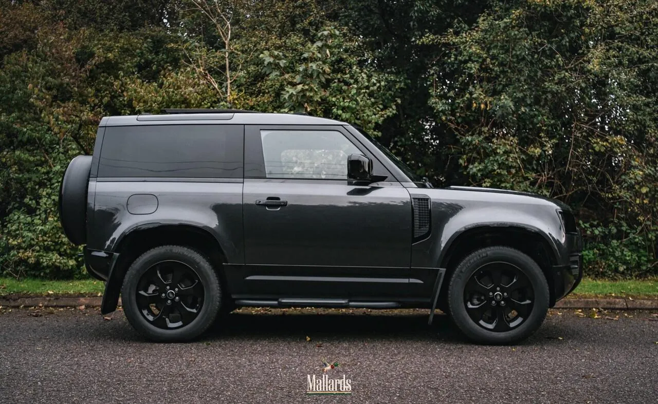 Land Rover Defender 90 2024 photo 2