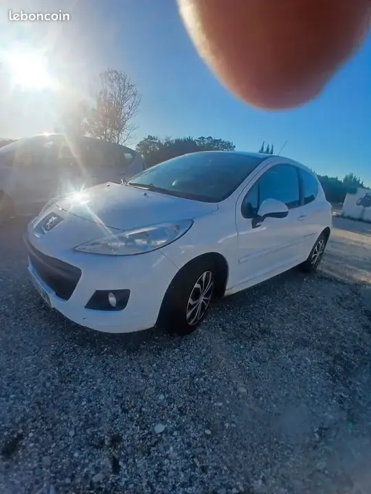 Peugeot 207 2011 photo 2