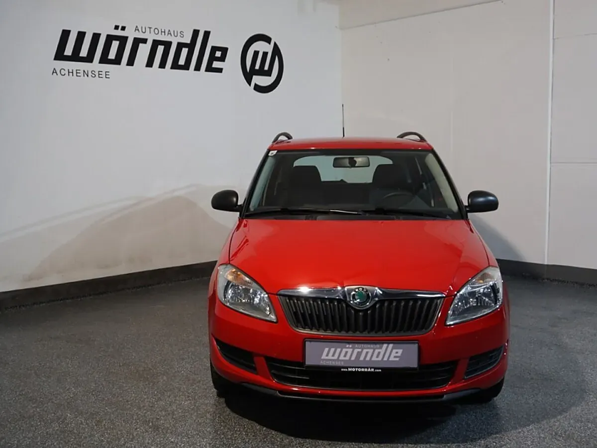 Skoda Fabia 2011 photo 3