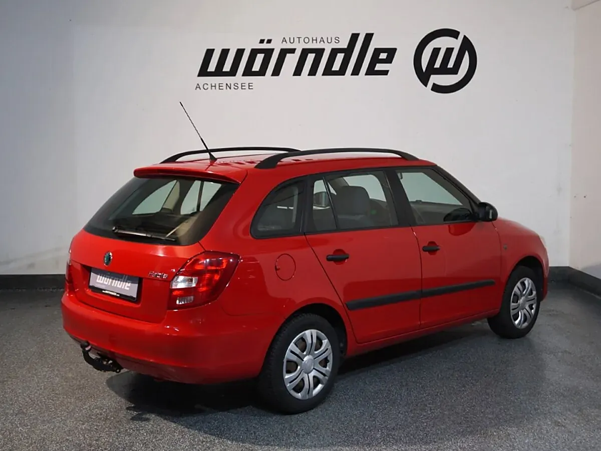 Skoda Fabia 2011 photo 2
