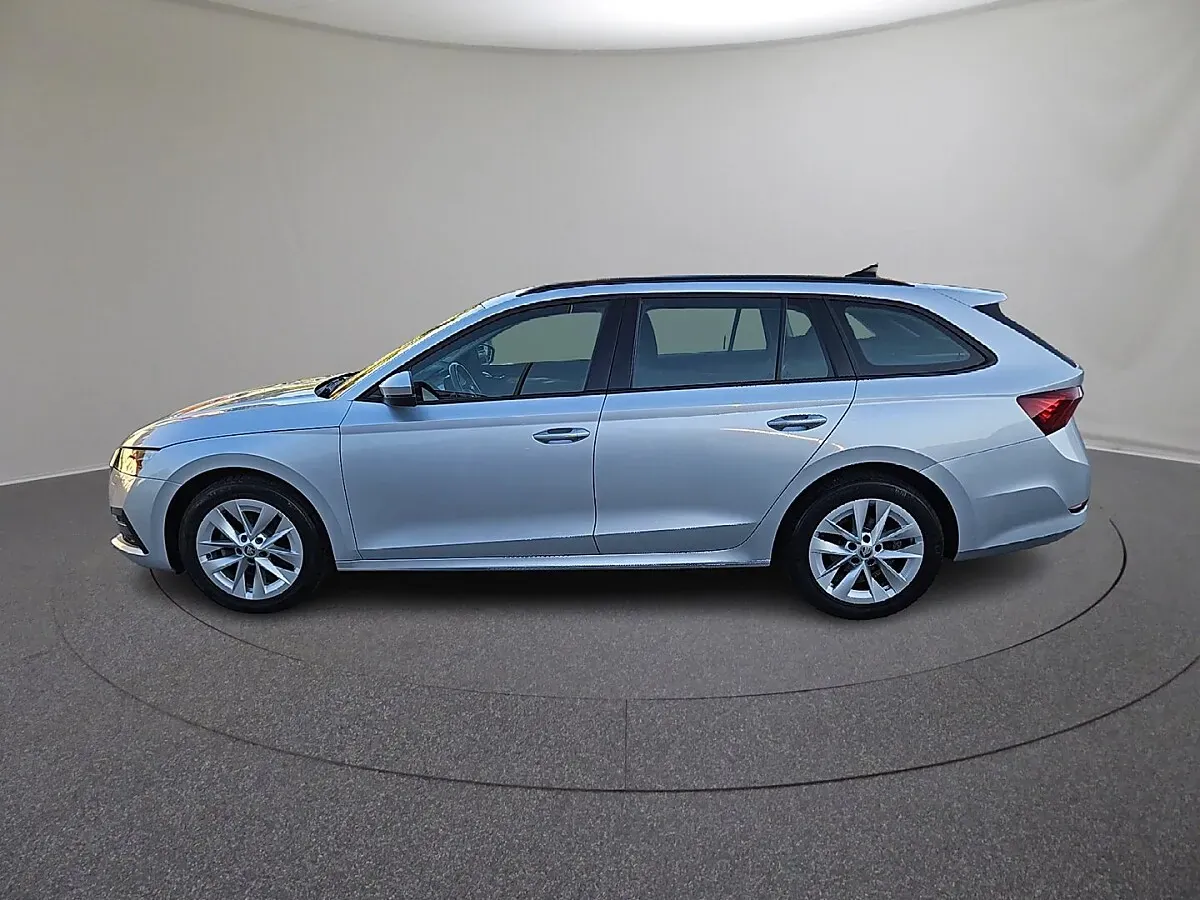 Skoda Octavia 2023 photo 2