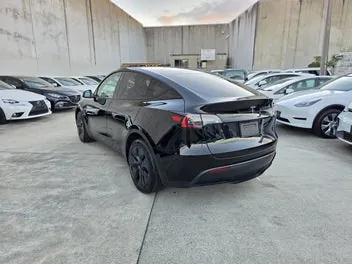 Tesla Model Y 2025 photo 5