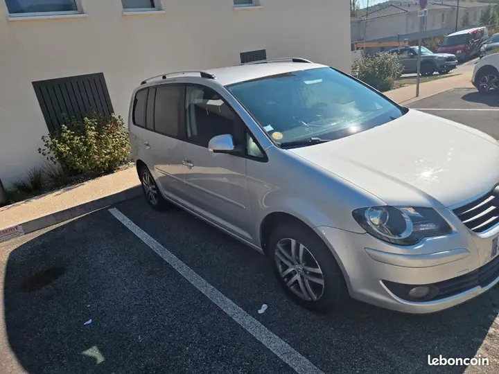 Volkswagen Touran 2009 photo 2