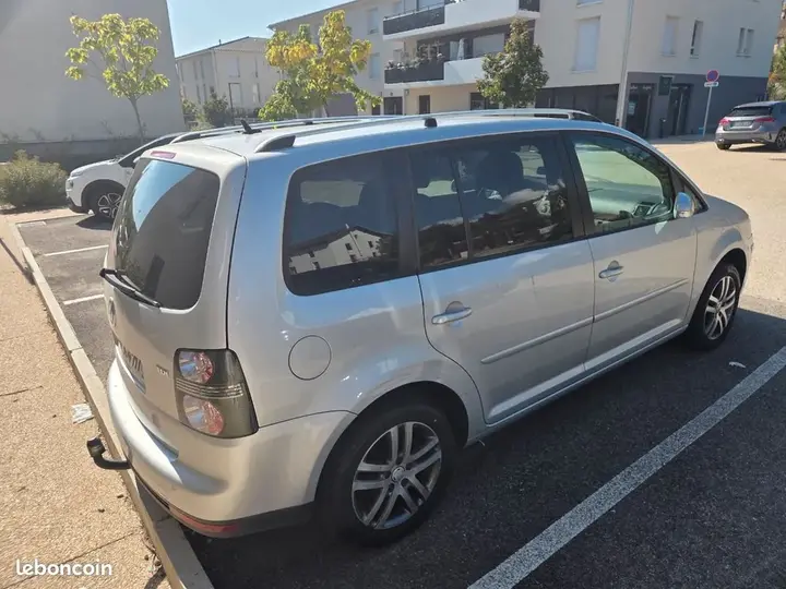 Volkswagen Touran 2009 photo 3
