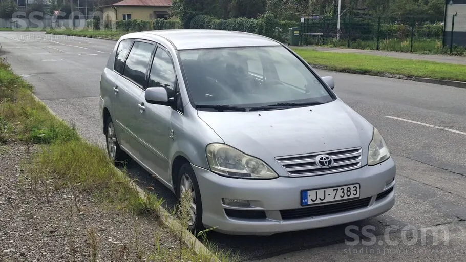 Toyota Avensis Verso 2004 photo 2