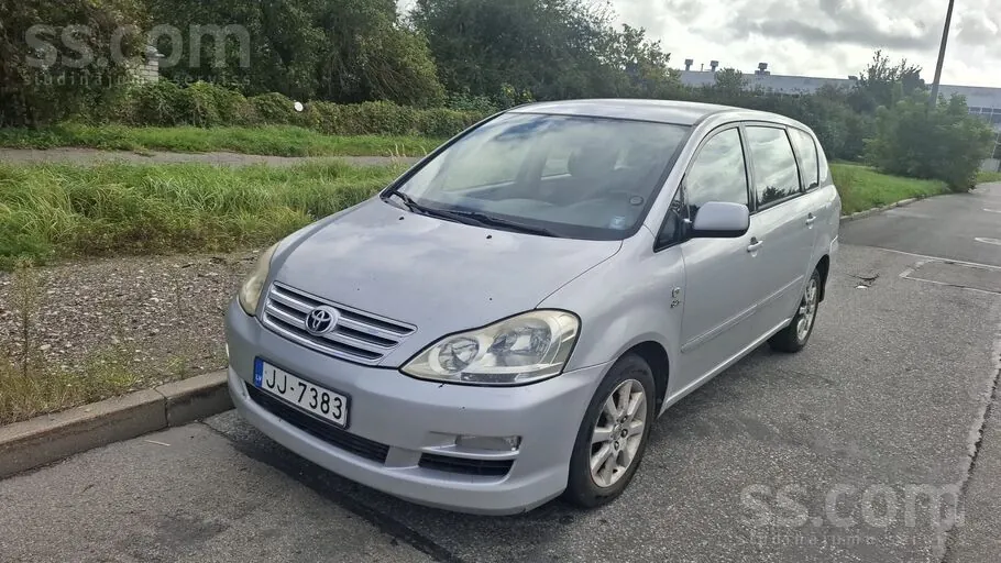 Toyota Avensis Verso 2004 photo 4