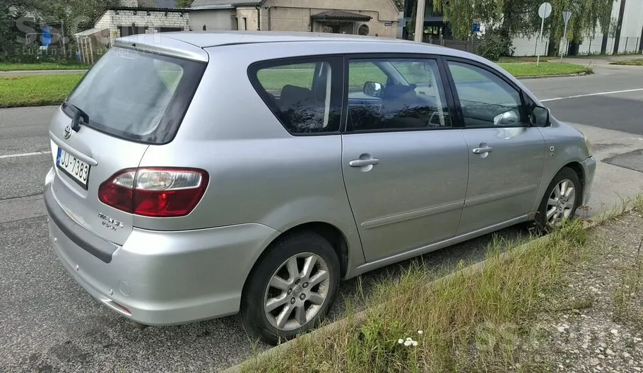 Toyota Avensis Verso 2004 photo 3