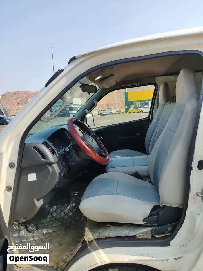 Toyota Hiace 2014 photo 2