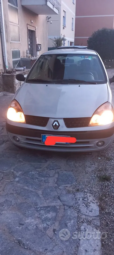 Renault Clio 2004 photo 2