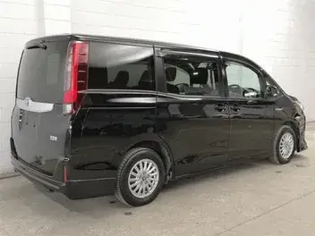 Toyota Noah 2017 photo 3