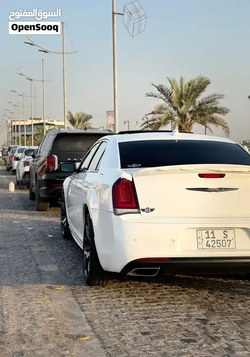 Chrysler 300 2022 photo 2