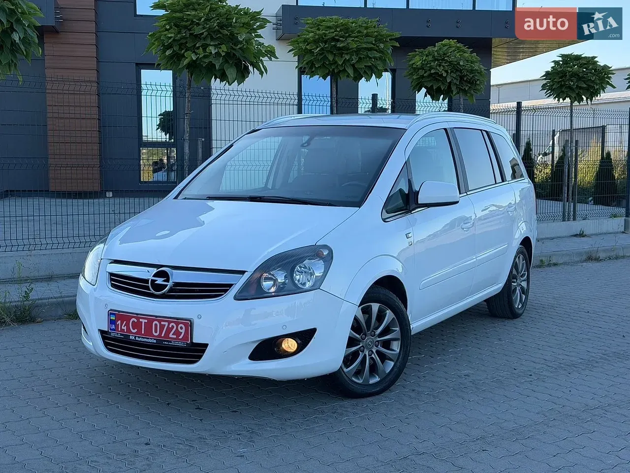 Opel Zafira 2010 photo 2