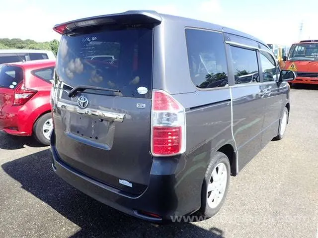 Toyota Noah S 2007 photo 4