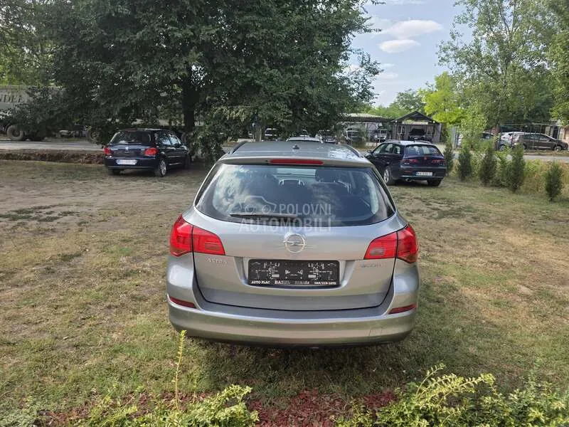 Opel Astra J 2011 photo 4