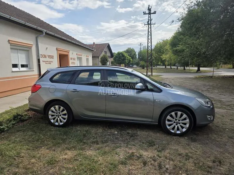 Opel Astra J 2011 photo 5