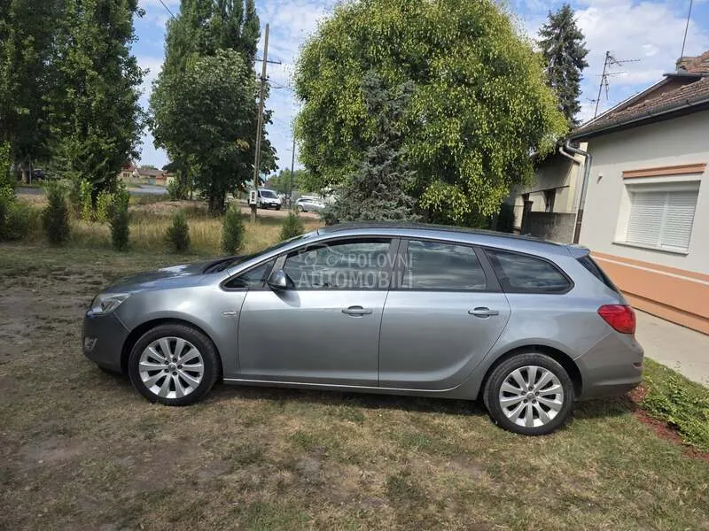 Opel Astra J 2011 photo 3