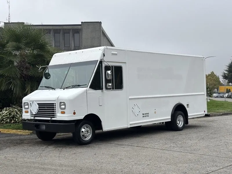 Ford E-450 Super Duty 2012 photo 5