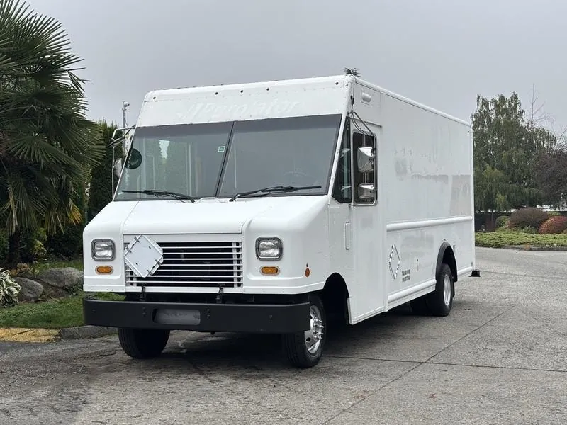 Ford E-450 Super Duty 2012 photo 4