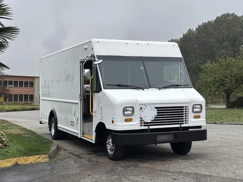 Ford E-450 Super Duty 2012 photo 2