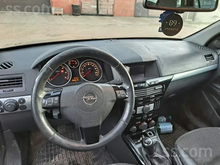Opel Astra 2009 photo 2