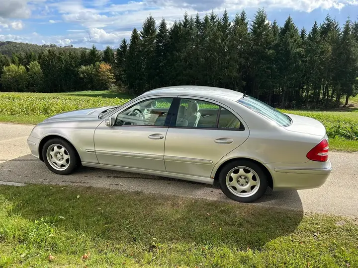 Mercedes-Benz E-Class 2003 photo 2
