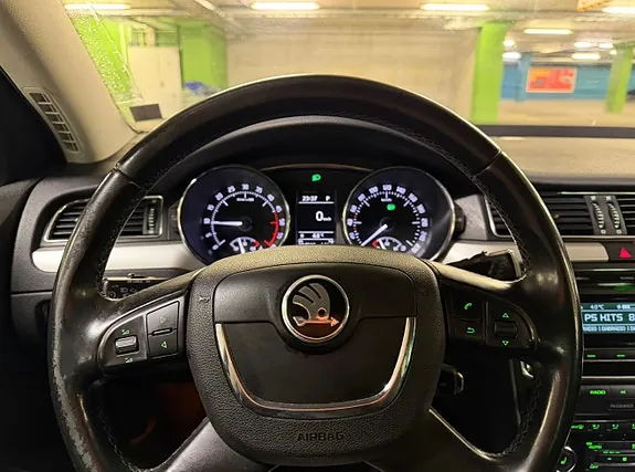 Skoda Superb 2011 photo 3