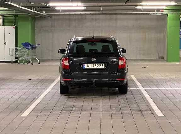 Skoda Superb 2011 photo 2