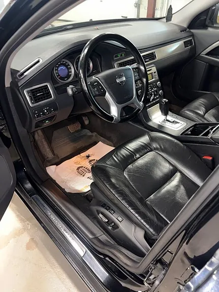 Volvo V70 2010 photo 2