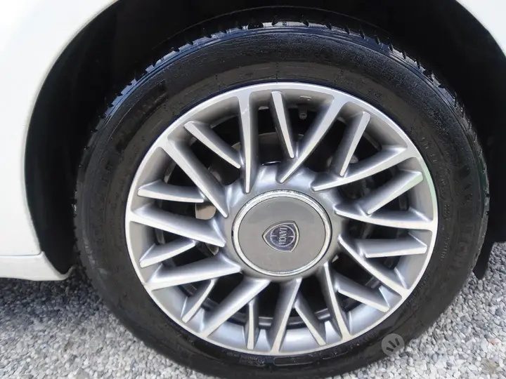 Lancia Ypsilon 2013 photo 2