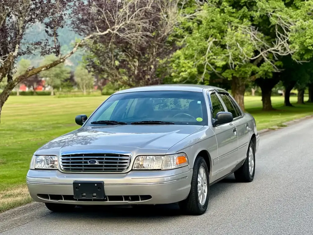 Ford Crown Victoria 2003 photo 2