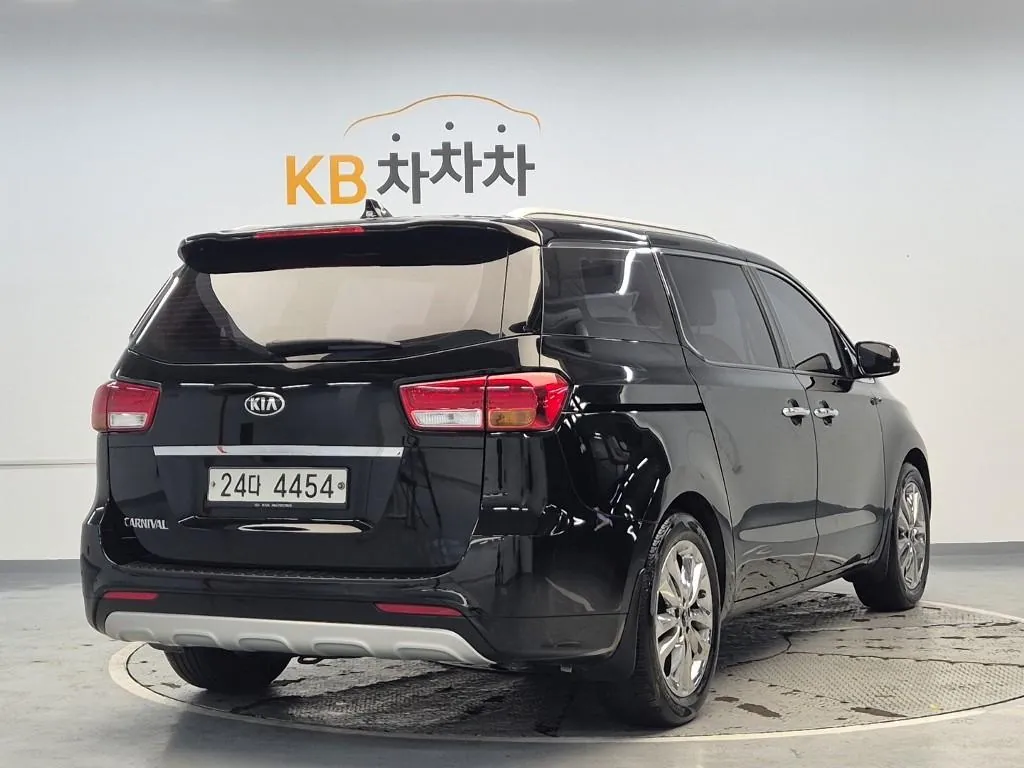 Kia Carnival 2015 photo 3