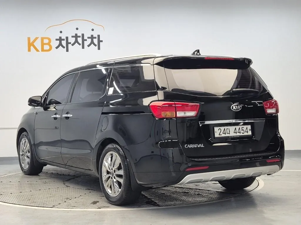 Kia Carnival 2015 photo 2