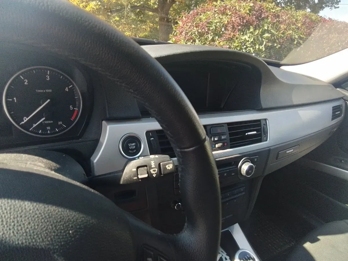 BMW 3 Series 2012 photo 2