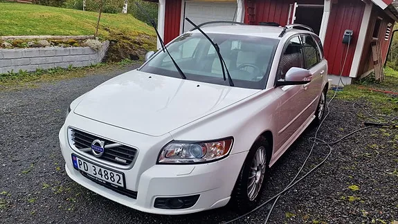 Volvo V50 2011 photo 2