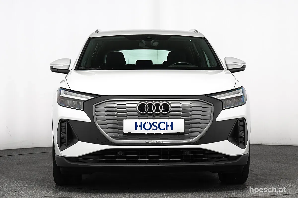 Audi Q4 2023 photo 2
