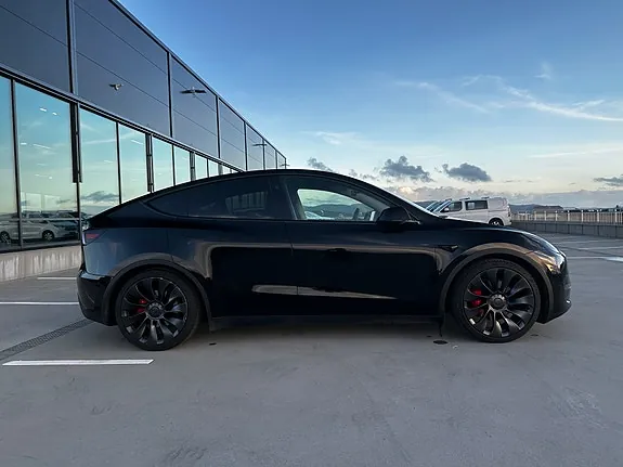 Tesla Model Y 2025 photo 4
