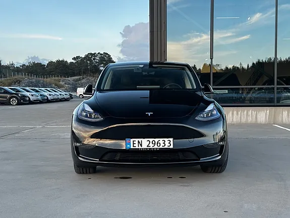 Tesla Model Y 2025 photo 2