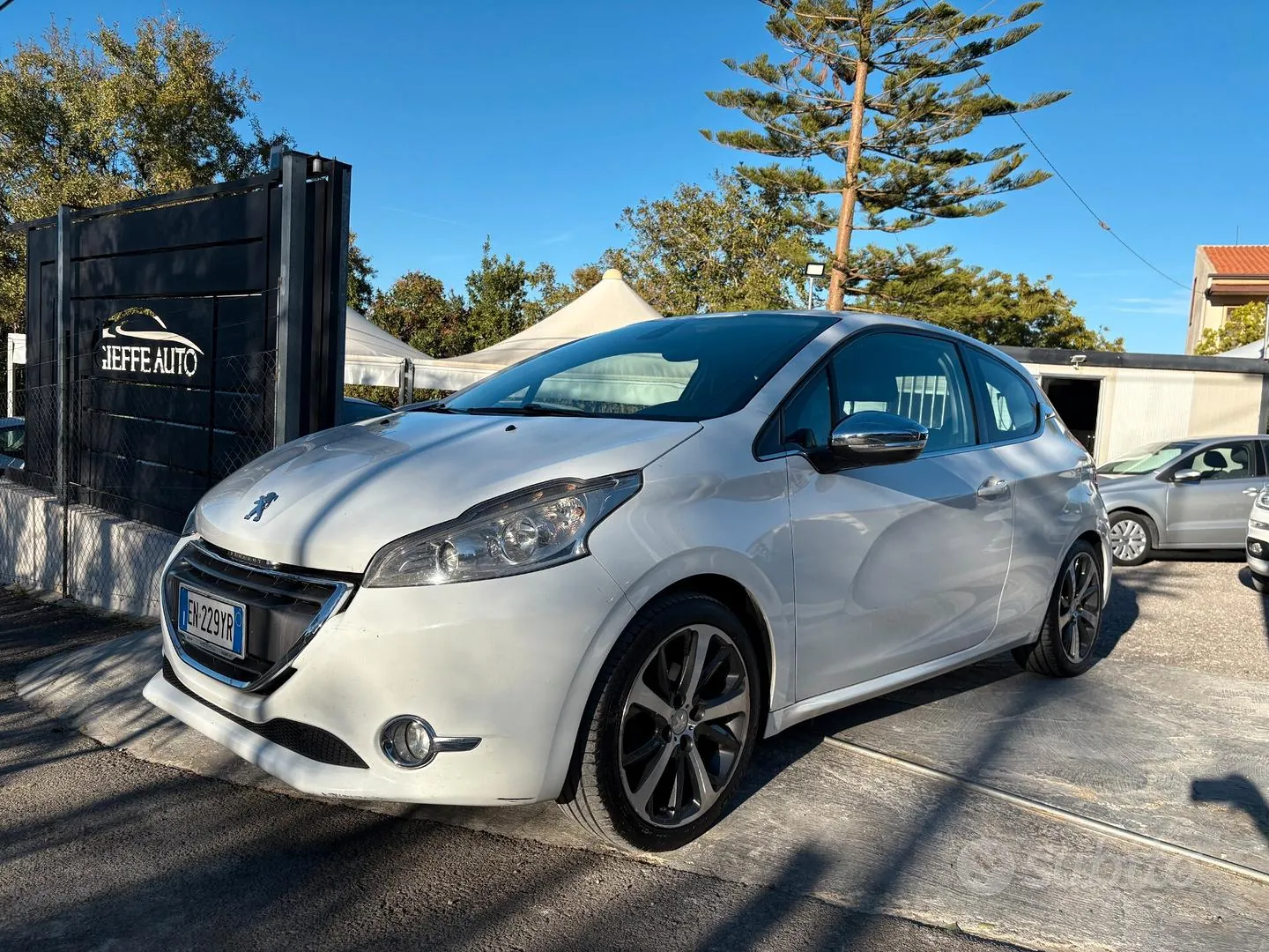 Peugeot 208 2012 photo 2