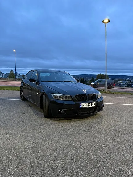 BMW 318D 2010 photo 2