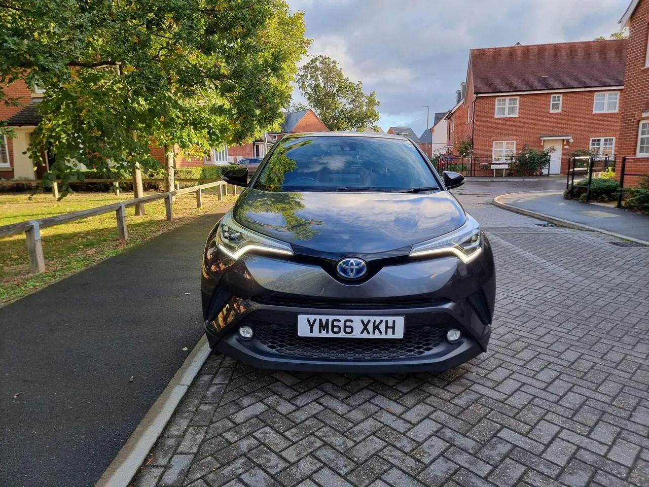 Toyota C-Hr 2017 photo 2