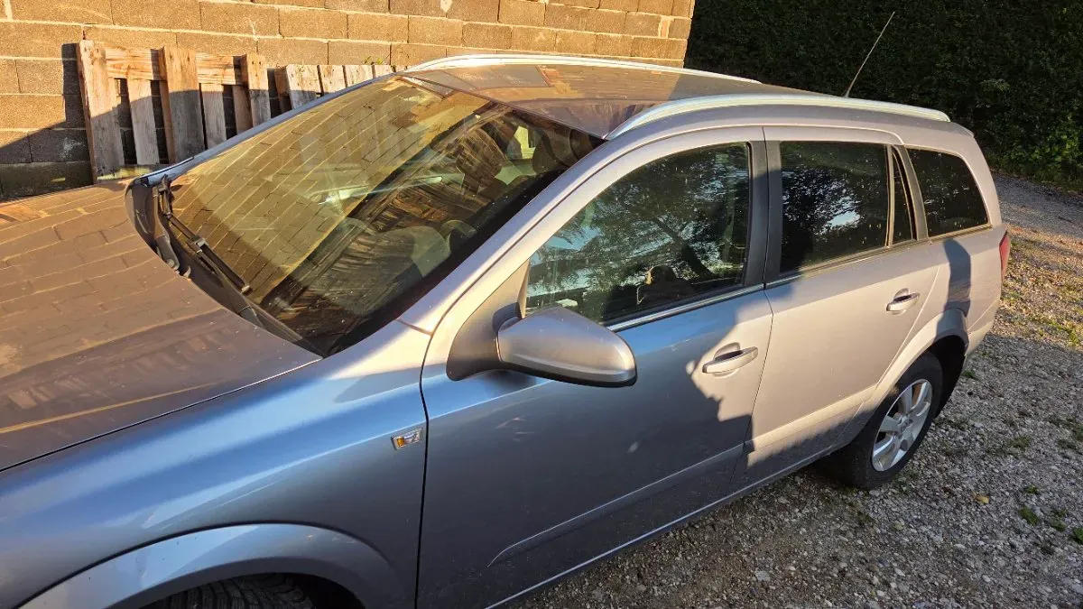 Opel Astra 2009 photo 2