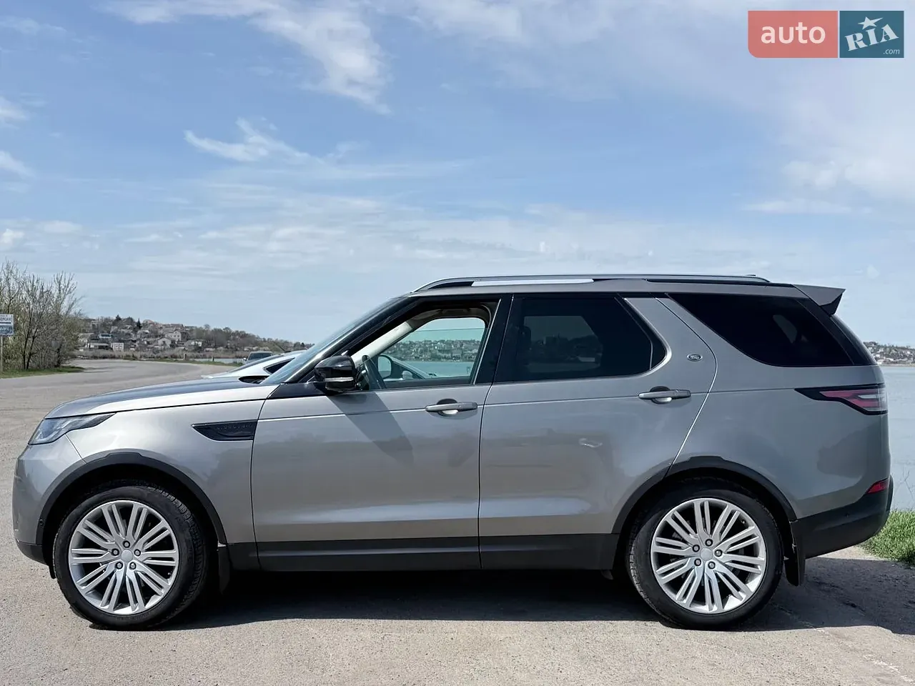 Land Rover Discovery 2017 photo 4