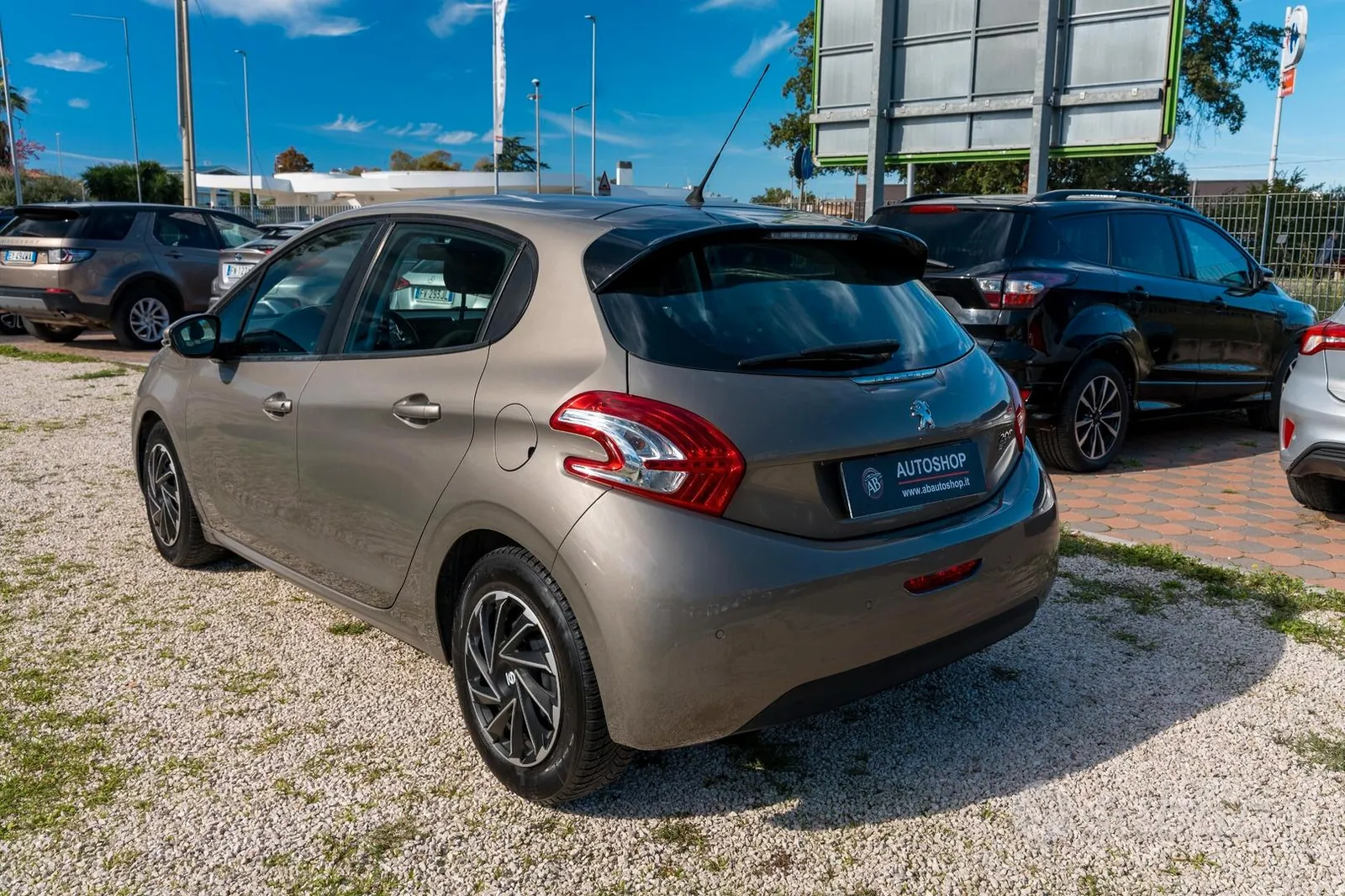 Peugeot 208 2013 photo 4