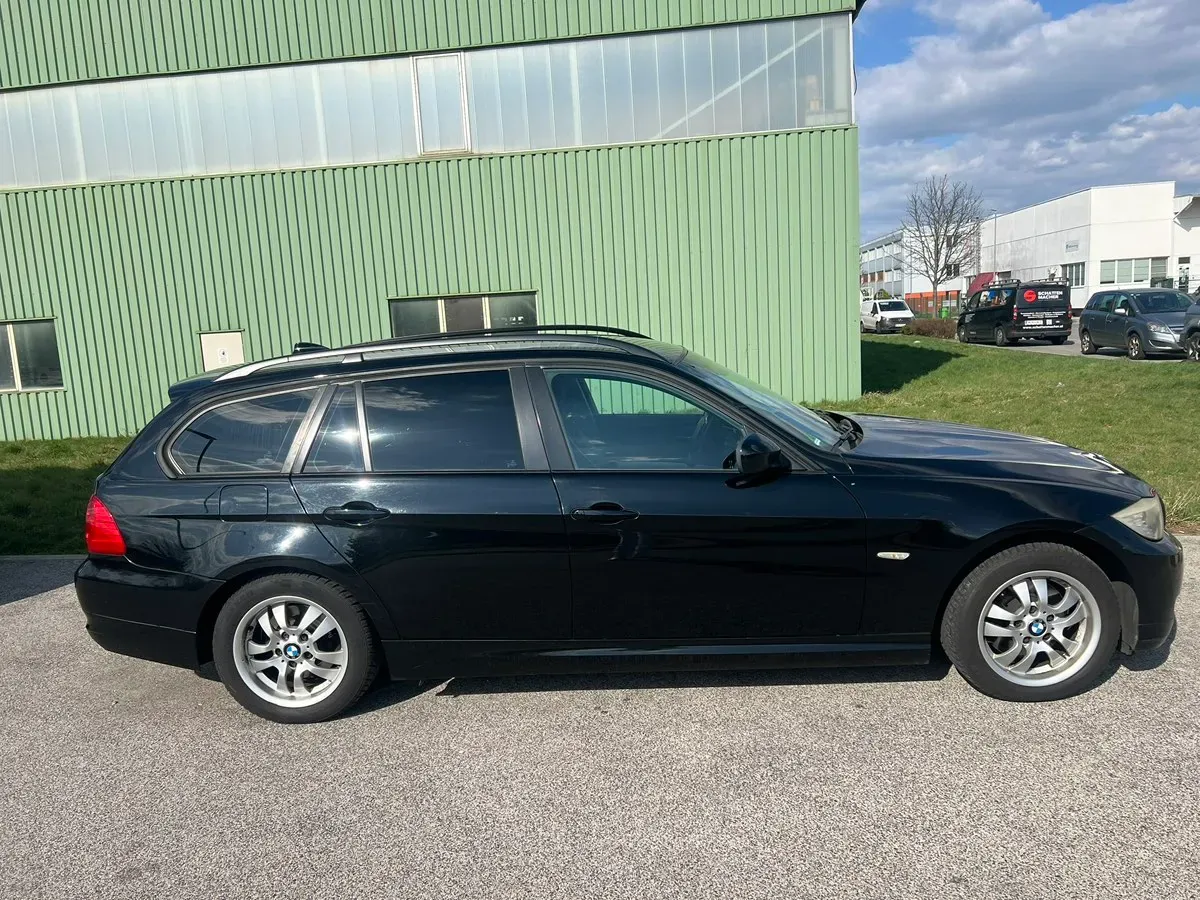 BMW 3 Series 2010 photo 2