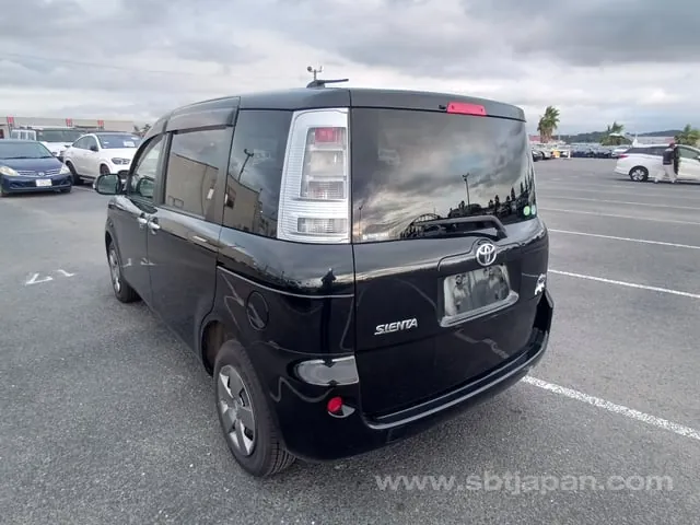Toyota Sienta 2012 photo 3