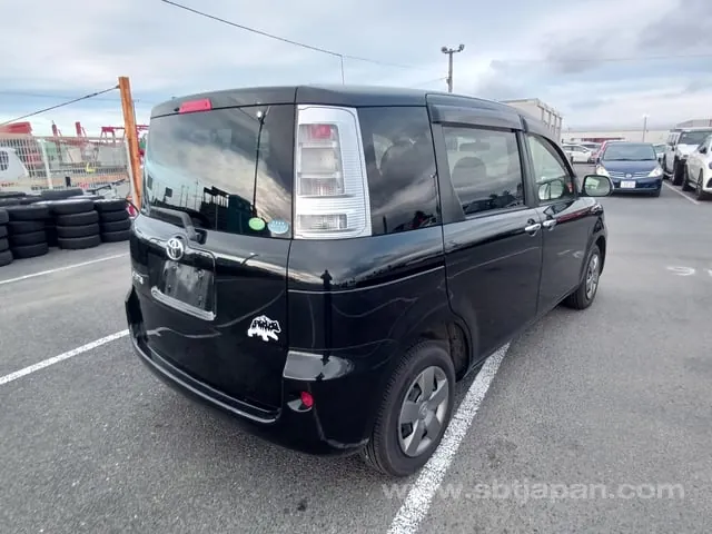 Toyota Sienta 2012 photo 4