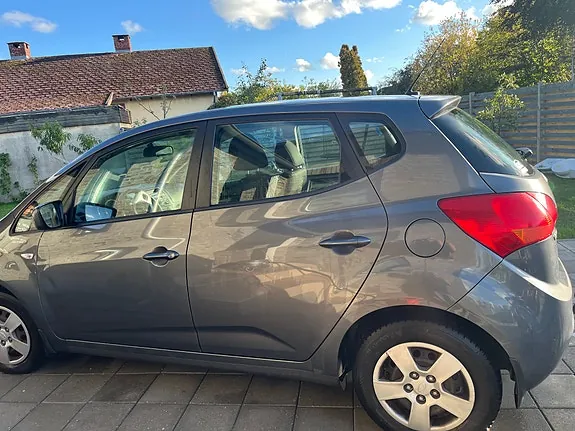 Kia Venga 2012 photo 2
